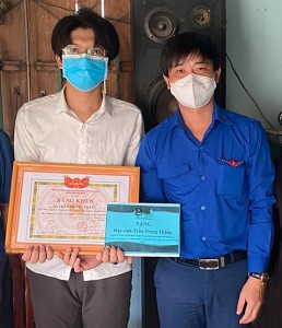 Trao hỗ trợ 4 tấn gạo cho hộ nghèo huyện Vạn Ninh