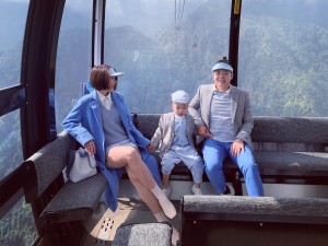 Gia đình ở Cần Thơ diện quần áo cùng tông màu khi đi du lịch