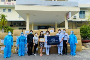 Tập đoàn Vịnh Nha Trang tặng vật tư y tế cho các bệnh viện dã chiến điều trị bệnh nhân Covid-19