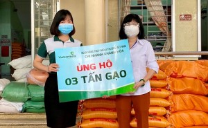 Chi nhánh Vietcombank Khánh Hòa tặng 6 tấn gạo cho người dân phường Vạn Thạnh và Vạn Thắng