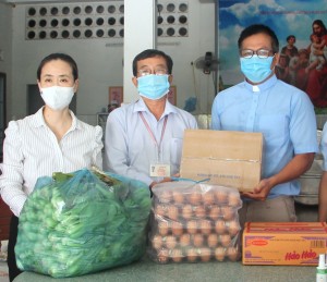 Trung tâm Cứu trợ Covid-19 tỉnh Khánh Hòa trao tặng hàng hỗ trợ cho mái ấm, nhà tình thương