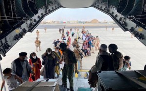 Một máy bay C-17 đã chở kỷ lục 823 người rời khỏi Afghanistan
