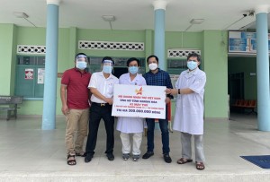 Hội doanh nhân trẻ Khánh Hòa tặng máy thở và kít xét nghiệm cho Bệnh viện Bệnh nhiệt đới Khánh Hòa