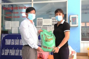 Báo Khánh Hòa và nhà tài trợ hỗ trợ gạo tại 2 phường Vĩnh Phước, Vĩnh Thọ