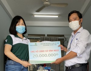 Vietcombank chi nhánh Khánh Hòa ủng hộ 40 triệu đồng cho phường Ngọc Hiệp và xã Vĩnh Ngọc