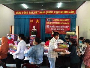 Ninh Hòa: Hai vợ chồng Việt kiều Mỹ ủng hộ 1,1 tỷ đồng cho các hộ nghèo, hộ cận nghèo