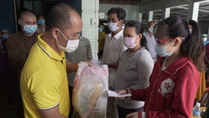 Công ty TNHH Tony Tùng Lâm 1 trao 200 suất quà cho người dân xã Diên Điền