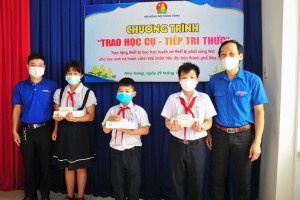 Trao hỗ trợ máy tính bảng, bộ phát sóng wifi hỗ trợ học sinh khó khăn của TP. Nha Trang