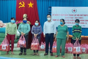 Trao 100 suất quà cho người dân huyện Diên Khánh
