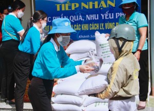 Trao 300 suất quà cho các khu phong tỏa, cách ly tại huyện Khánh Sơn