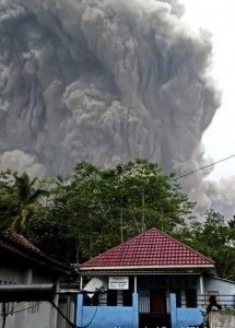 Núi lửa Semeru tại Indonesia phun trào cột tro bụi cao 2 km