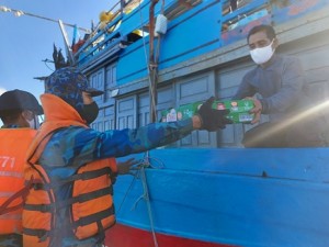 Cán bộ, chiến sĩ đảo Nam Yết hỗ trợ lương thực thực phẩm cho ngư dân tàu cá gặp nạn
