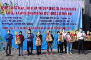 Tặng quà cho 49 hộ dân khó khăn xã Khánh Thượng