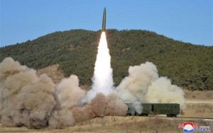 Triều Tiên phóng 2 vật thể nghi là tên lửa đạn đạo