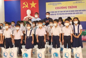 Trao 400 suất quà Tết cho trẻ em có hoàn cảnh khó khăn huyện Cam Lâm