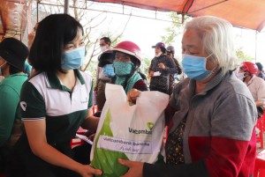 Vietcombank Chi nhánh Khánh Hòa: Tết sẻ chia - Xuân yêu thương