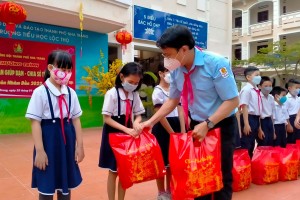 Hội đồng Đội TP. Nha Trang trao 75 phần quà Tết cho học sinh khó khăn
