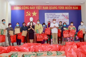 Trao 100 suất quà cho người dân khó khăn xã Suối Cát