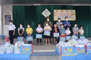Trao 200 phần quà Tết cho học sinh phường Phước Hòa, Phước Hải