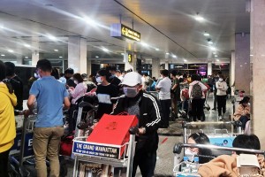 Người nước ngoài trở về TP.HCM: Đợi taxi lâu bằng cả chuyến bay