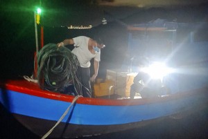 Dùng súng điện bắt trộm thủy sản trong Khu bảo tồn biển Hòn Mun