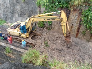 Đường sắt đã thông sau sạt lở