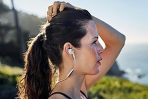 3 tác hại khi đeo tai nghe chạy bộ