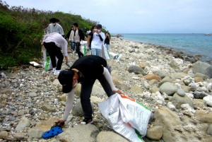 42 sinh viên Trường Đại học Nha Trang tham gia làm sạch bờ biển Hòn Mun