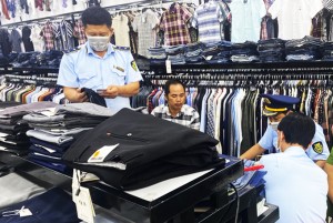 Vạn Ninh: 1 cơ sở kinh doanh quần áo bị xử phạt 13,5 triệu đồng