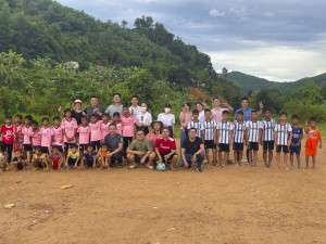 Tặng 200 phần quà cho trẻ em và người nghèo xã Sơn Thái