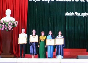 Trường Đại học Khánh Hòa trao bằng tốt nghiệp cho 368 sinh viên