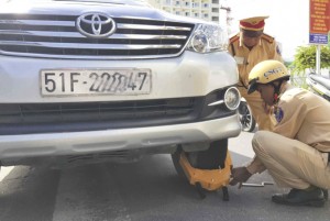 Cùm khóa bánh xe đối với ô tô đỗ sai quy định ở Nha Trang: Hiệu quả trong xử lý vi phạm