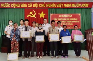 Lữ đoàn 957, Vùng 4 Hải quân tặng quà gia đình chính sách và hộ nghèo tại xã Cam Thịnh Tây