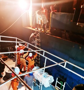 Cứu nạn 4 ngư dân Bình Định bị chìm tàu do lốc xoáy