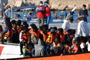 Italy giải cứu hơn 600 người di cư ngoài khơi Calabria