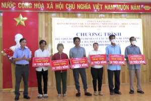 Vạn Ninh: Trao hỗ trợ cho 30 gia đình có tàu thuyền bị hư hỏng nặng do thiên tai