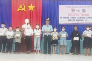 Tặng gần 2.000 cuốn sách, vở cho học sinh có hoàn cảnh khó khăn ở phường Cam Phú