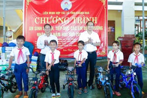 Tiếp sức đến trường cho học sinh xã Sơn Thái, Khánh Vĩnh