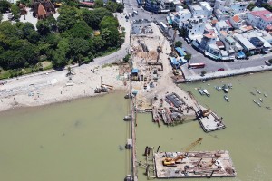 Đơn vị thi công cầu bị 'tố' thả bê tông xuống sông Cái ở Nha Trang