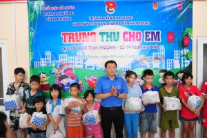 Trao 65 phần quà trung thu cho học sinh lớp học tình thương phường Vĩnh Phước