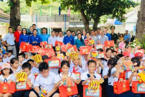 Trao quà Trung thu và học bổng cho học sinh huyện Vạn Ninh