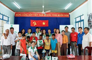 Trao tặng 260 suất quà trung thu cho trẻ em xã Ninh Tân