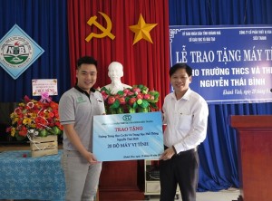 Tặng 20 bộ máy tính cho Trường THCS và THPT Nguyễn Thái Bình