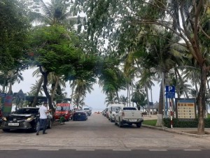 Yêu cầu chấm dứt các bãi giữ xe trái phép dọc bờ biển Nha Trang