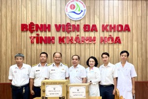Vùng 4 Hải quân tặng thuốc, vật tư y tế cho Bệnh viện Đa khoa tỉnh Khánh Hòa