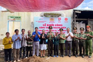 Thực hiện công trình thanh niên sửa chữa, nâng cấp nhà Đại đoàn kết cho hộ nghèo huyện Khánh Sơn