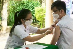 Tỉnh Khánh Hòa ra khỏi danh sách các tỉnh, thành có tỷ lệ tiêm vắc xin phòng Covid-19 thấp