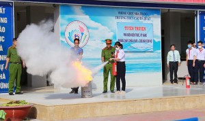 Tuyên truyền về phòng cháy chữa cháy cho học sinh, giáo viên Trường THCS Cao Bá Quát