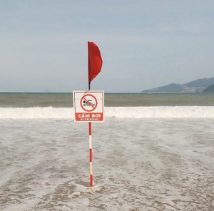 Bất chấp cảnh báo, một Việt kiều tắm biển bị sóng đánh tử vong
