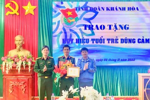 Trao tặng huy hiệu Tuổi trẻ dũng cảm cho sĩ quan trẻ dũng cảm bắt cướp